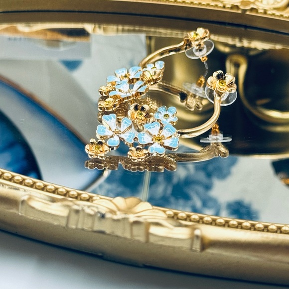 🆕 OSCAR DE LA RENTA🧿 NWOT Blue Forget-Me-Not Hand Painted Flower Drop Earring - Picture 9 of 15